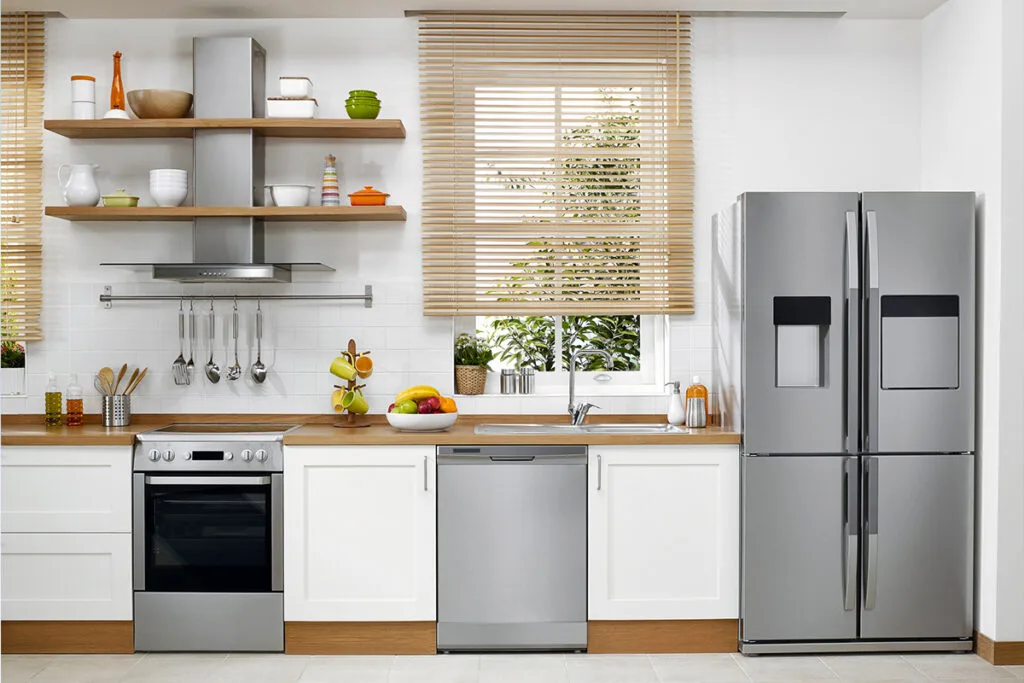 Cucina con elettrodomestici in acciaio inox e frutta