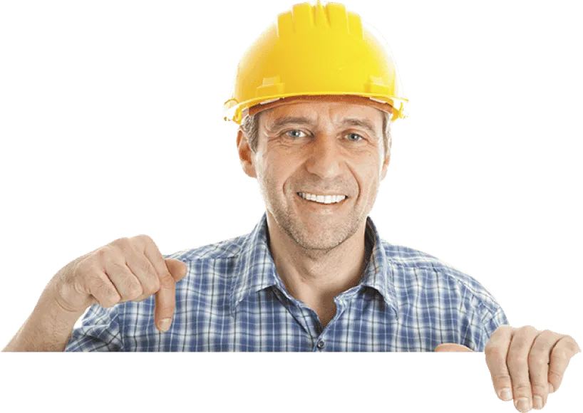 Un uomo con un casco giallo sorride alla macchina fotografica.